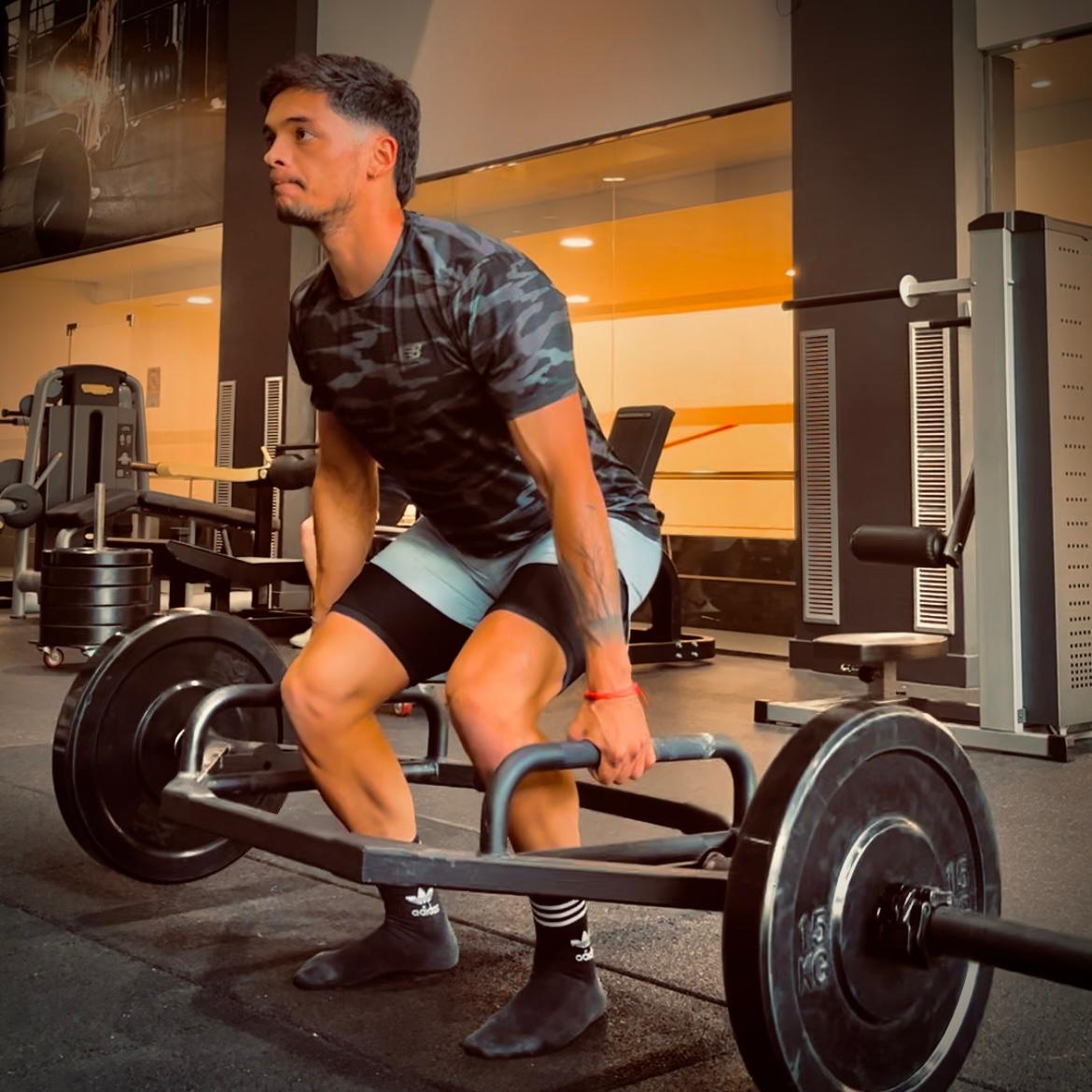 Adrián Morales entrenando